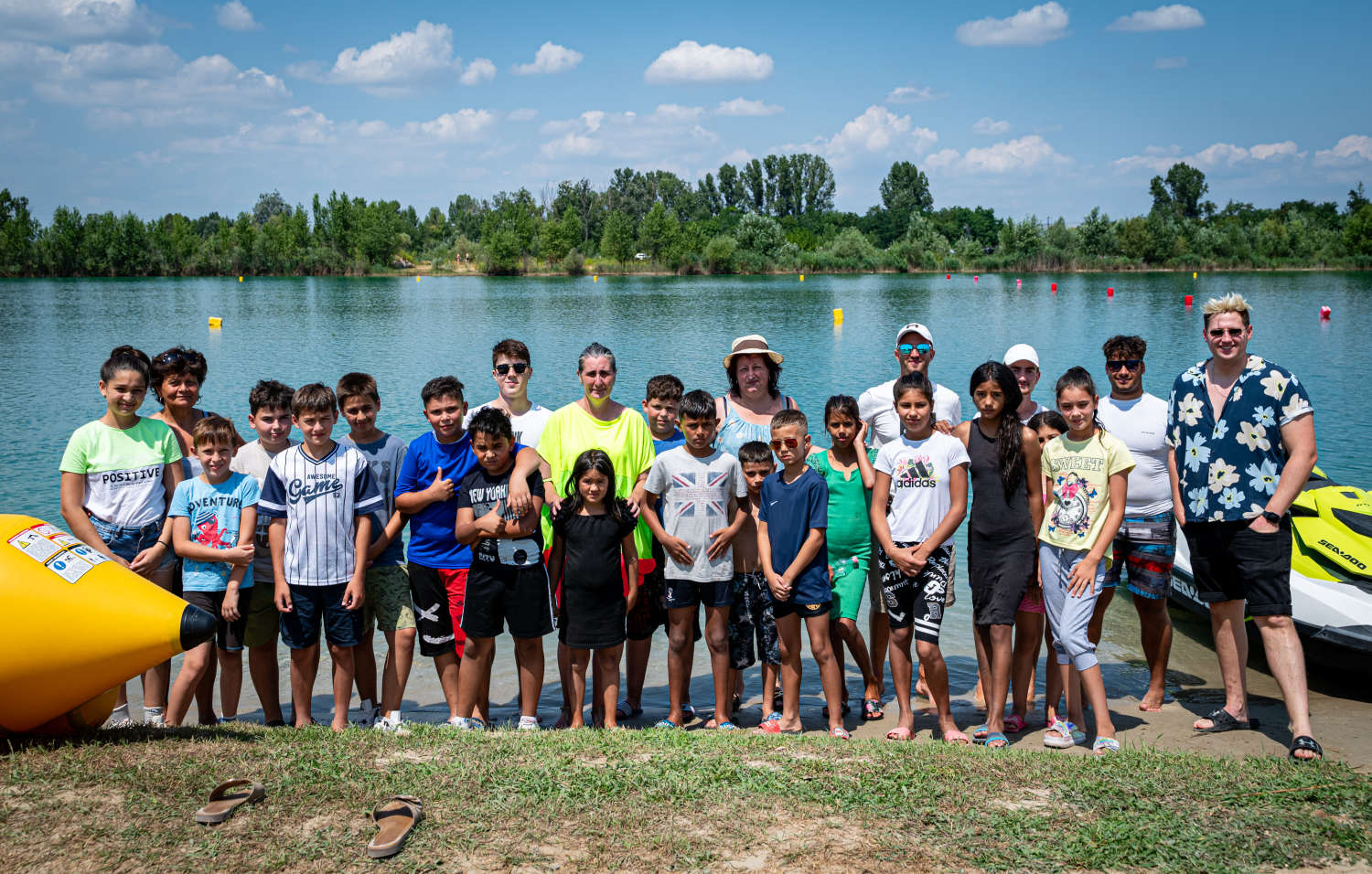 Csoportkép a tóparton