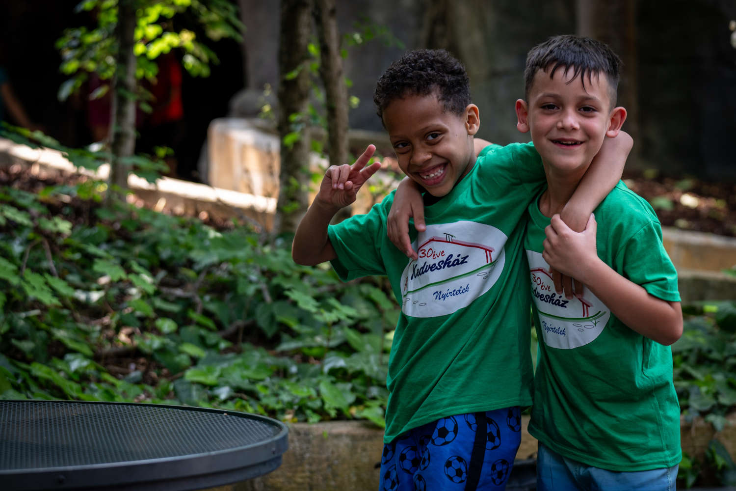 Barátkozó gyerekek a táborban